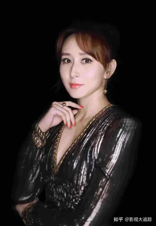 43岁胡静现身路边摊素颜出行皮肤白皙似少女穿6000裙子惹人眼