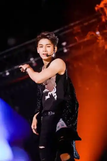 正能量偶像姚琛# 这肌肉!无袖半永久安排一下!