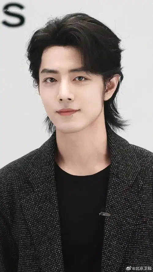 肖战小狼尾微长发和西装好配#寸头干练,狼尾潇洒;短发清爽明朗,长发