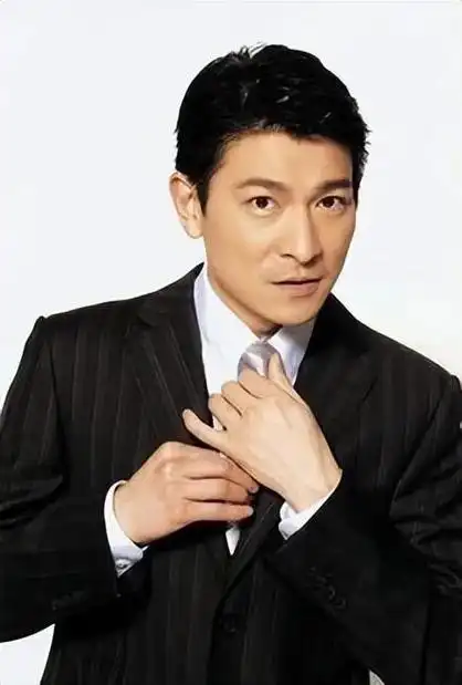 她是刘德华的女儿,出生名下就有别墅,配带10个保姆保镖