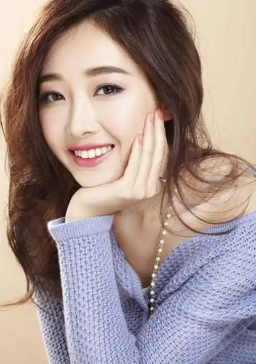 当同剧组的杨洋,李沁大红大紫时,蒋梦婕还在和荣信达谈解约,还将自己7