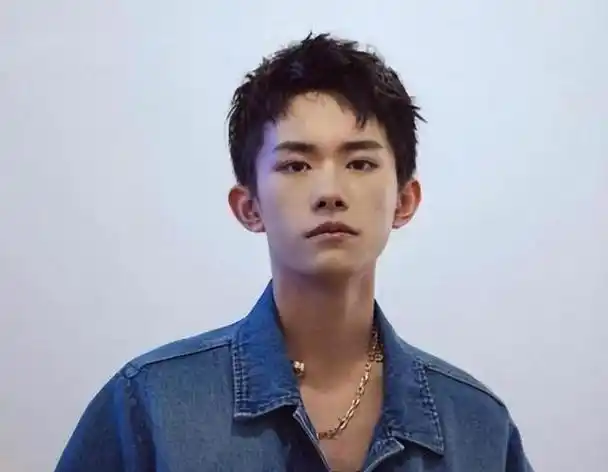 看了易烊千玺在外网爆火的视频我才明白他的成功绝非偶然