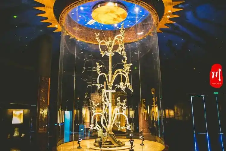 近年三星堆遗址挖出的青铜神树,也与《山海经》中描写的扶桑树几乎