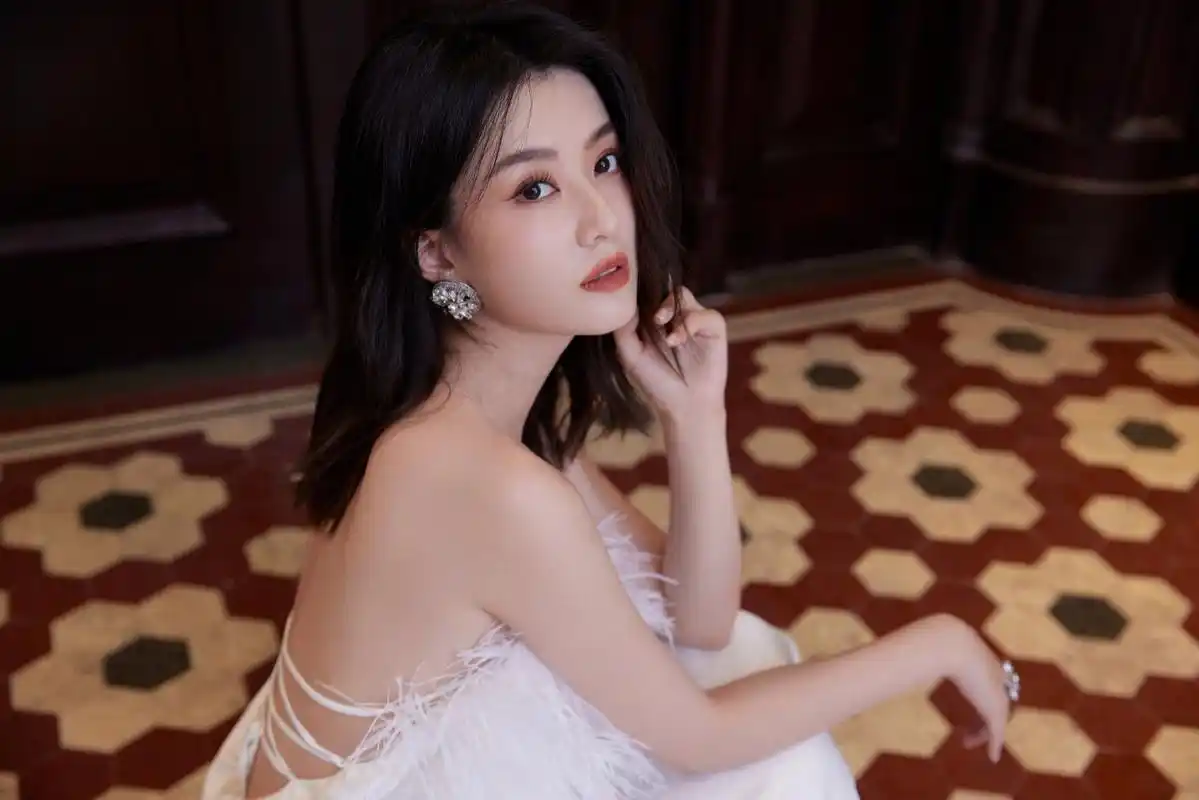 乔欣# 一袭白色抹胸长裙,妩媚多姿的身材,白皙水嫩的肌肤,纤瘦直暗哪