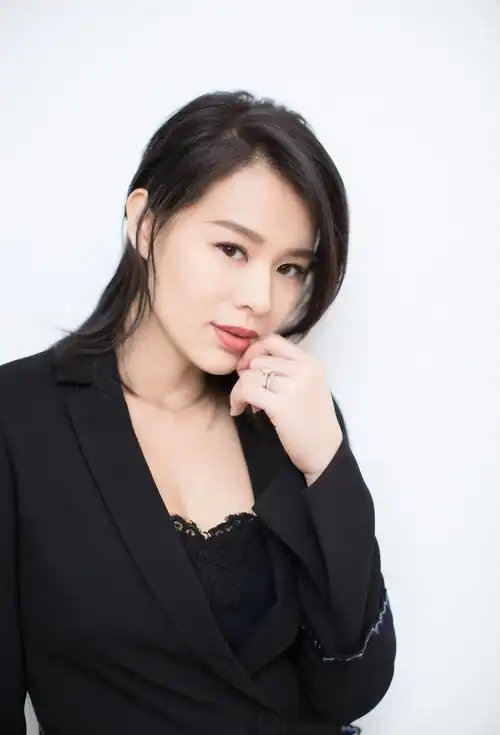 回顾演员胡杏儿嫁大3岁富豪婚后连生三胎如今一家其乐融融