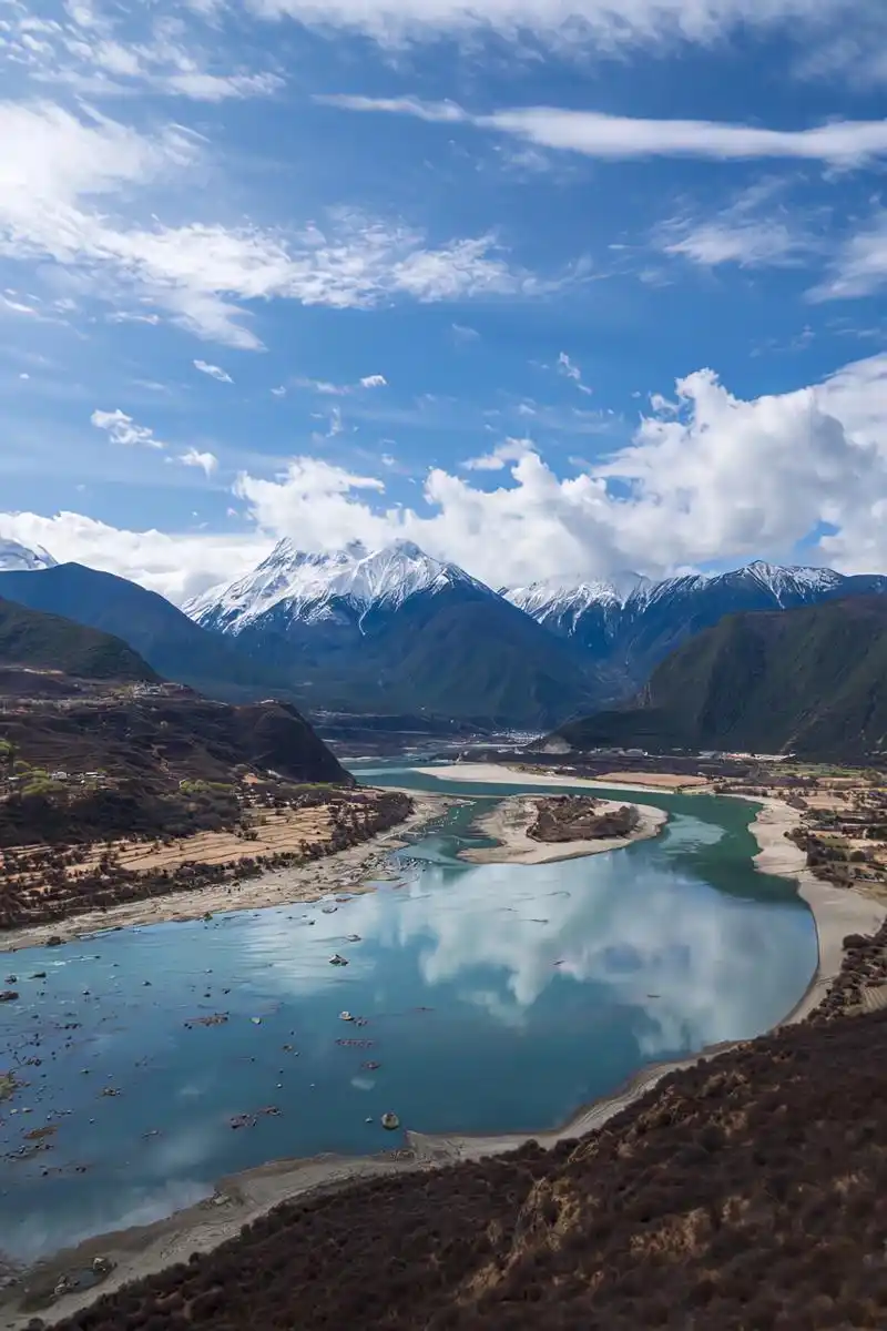 在中国国家地理杂志评选的十大最美山峰中,西部众多知名雪山入国 - 抖