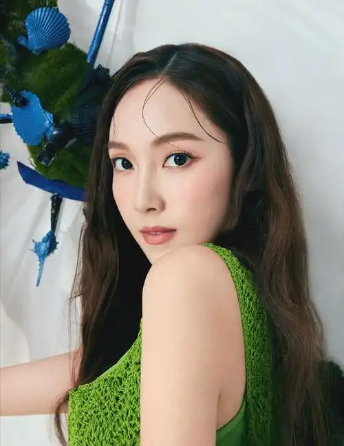 美哭了jessica郑秀妍拍性感时尚大片躺在沙滩上秀白皙大长腿