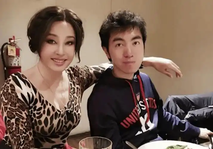 73岁刘晓庆在豪宅对小鲜肉"投怀送抱",相差几十岁,宛如同龄人,穿红裙