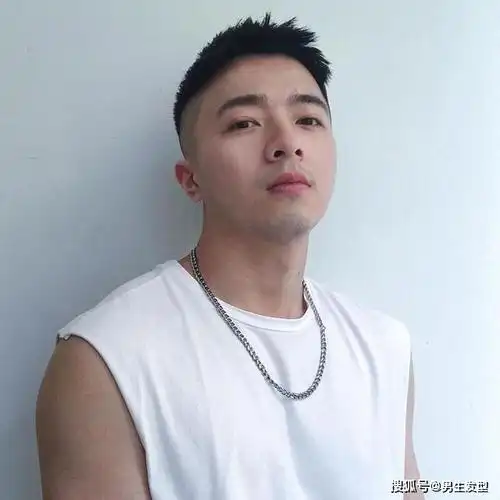 原创男生"两边剃光,中间留长"的发型,这4款很帅气,不要剪错了