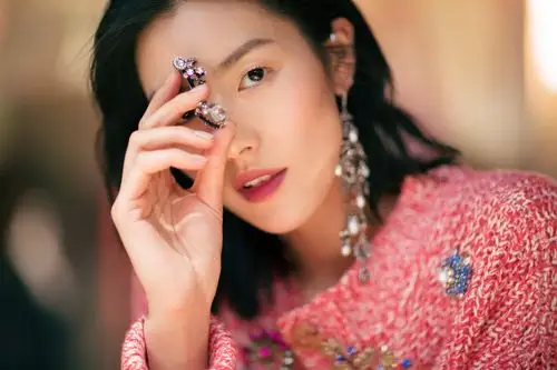 刘雯出席时尚活动一身粉嫩亮相,少女气质爆棚充满春日气息|刘雯|气息