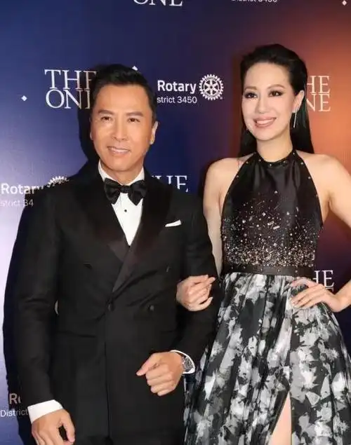 甄子丹老婆汪诗诗身材绝了穿挂脖无袖连衣裙出席活动高挑纤瘦