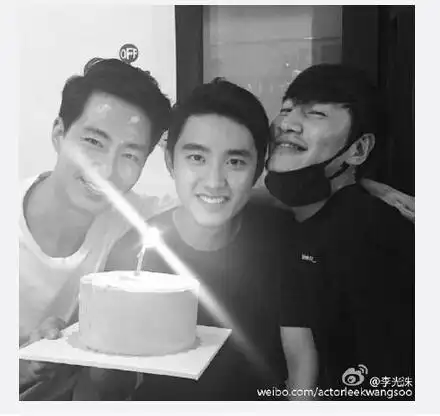 李光洙与赵寅成合影 对方靠在其肩头卖萌(图)