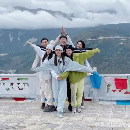 照片里共有六个人,两男四女,他们模仿网上超火的六角星队形拍照,每个