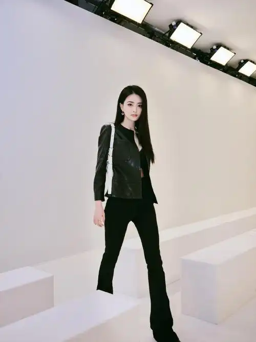 徐璐巴黎时装周allblack造型##徐璐巴黎看秀造型