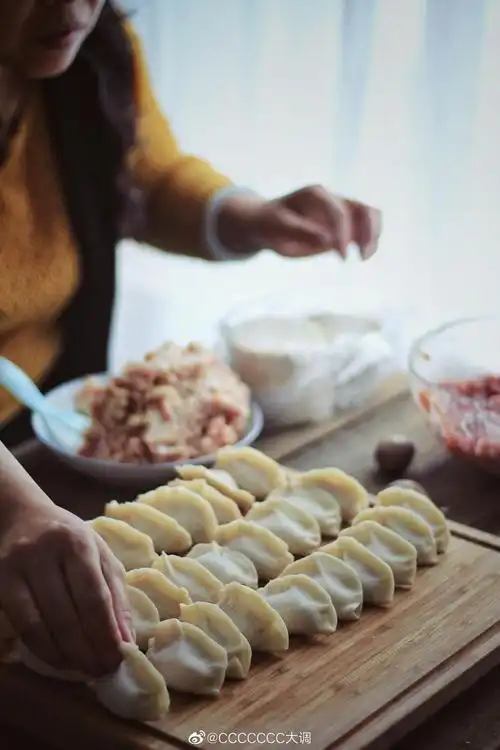 " 吃妈妈亲手包的饺子