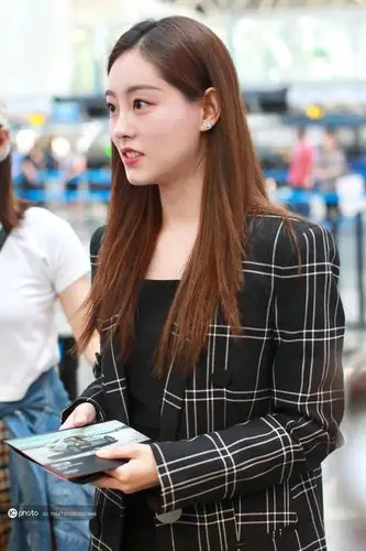 街拍祝绪丹黑色连衣裙格纹西装马丁靴挎包可甜可盐