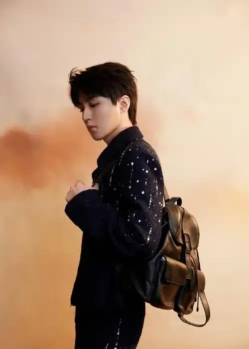 王俊凯工作室放饭了#王俊凯工作室放饭了,摩登外套真的好酷啊,爱涟