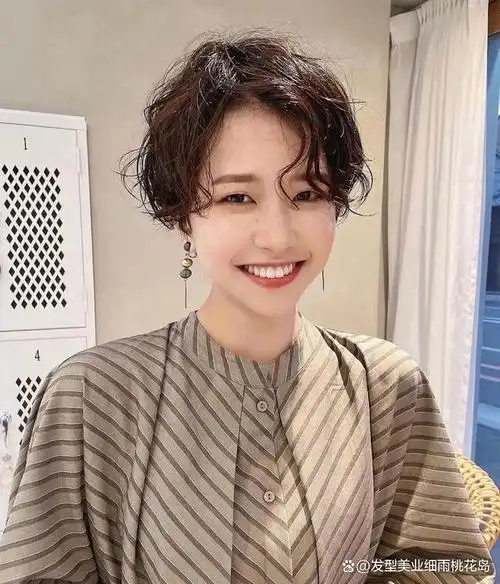 整体发型的设计,以微卷作为主体,卷度刚刚好,层次感非常分明,随意的