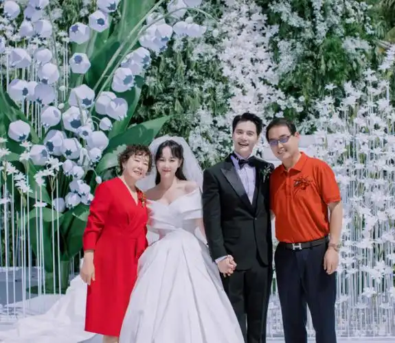 张檬晒婚礼高清照,与老公金恩圣泪洒现场,小两口当众拥吻超甜