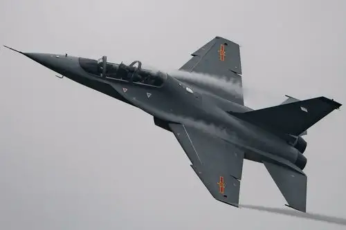 我国一款新型战机首飞13周年有了她 飞行员开歼20方便多了