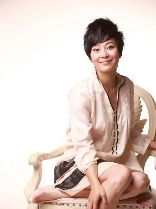 p>苏岩,1974年9月5日生于山东省济南市,中国内地女演员,毕业于 a