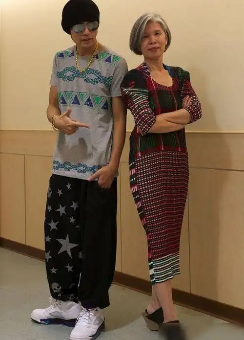 周杰伦妈妈叶惠美真放得开,涂鸦外套前卫,六十多岁你敢这么穿吗