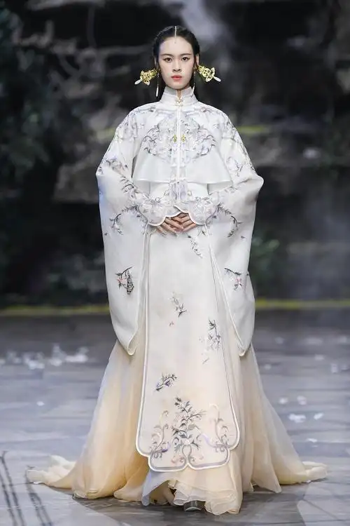 熊英盖娅传说2022春夏系列乾坤方仪发布会在京举行