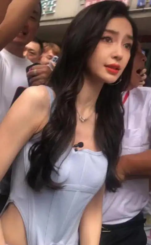 杨颖现场活动人群爆满,穿4000元肚兜,戴八万项链太豪气