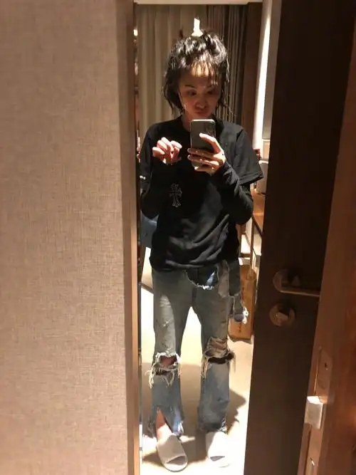 郑爽久违晒自拍!穿破洞裤脚踩拖鞋把自己拍成"一米二"!