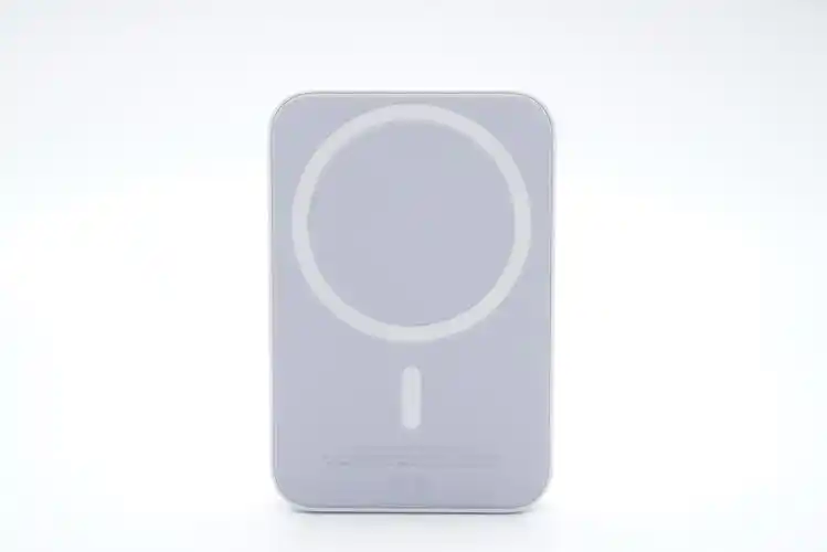 苹果官方首款magsafe磁吸无线充电宝首发评测