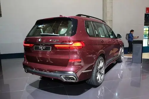 实拍宝马全尺寸x7m50i破百仅需47秒气场完全不输奔驰gls