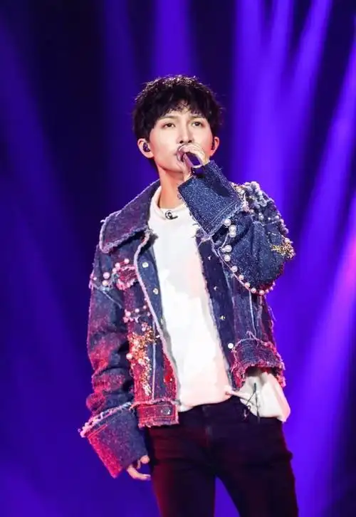 161cm的周深变身潮人,穿黑皮衣帅气有魅力,小个子要气场跟着学