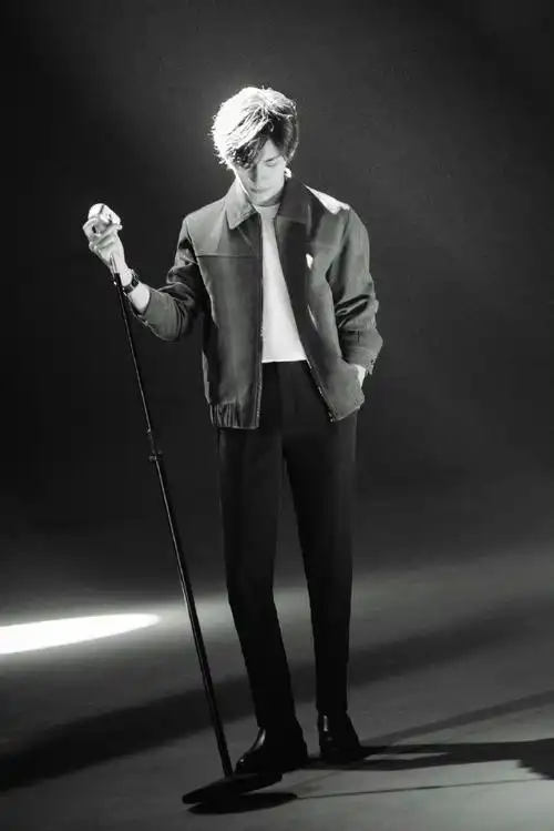 黑色系造型潮酷十足,每一个动作都充满魅力,掌控全场易如反掌.