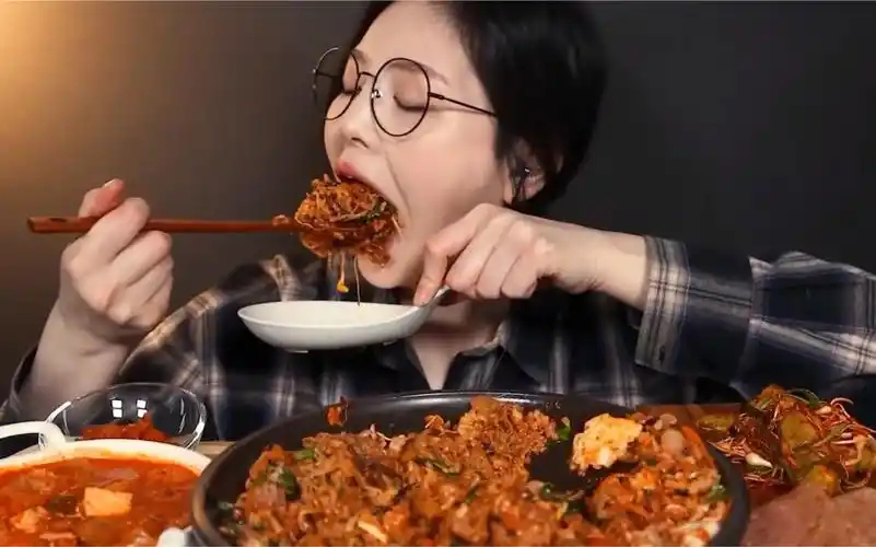 吃播剪说话boki美女超大口吃饭香香香咀嚼音食音吃饭韩国