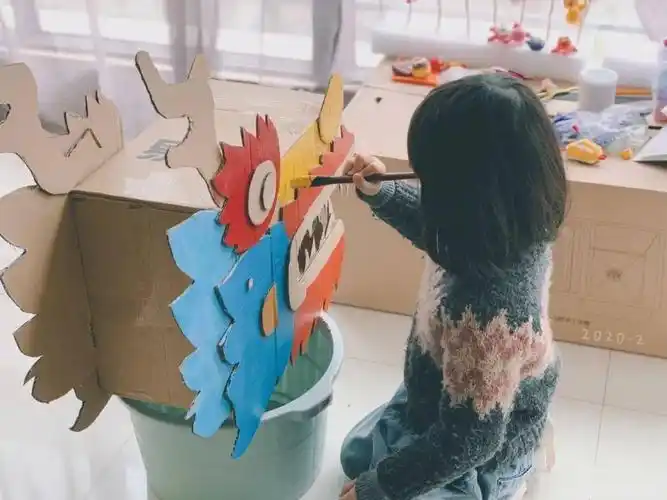 全家人一起用纸箱来做几个舞狮舞龙玩,过一种有仪式感的节日.