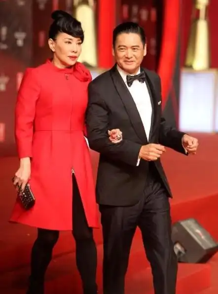 周润发和老婆陈荟莲亮相穿牛仔外套搭配白色长款帅气十足