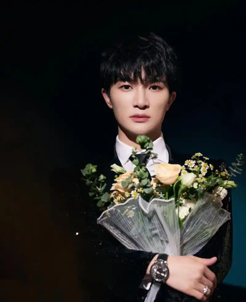 现在周深用当红炸子鸡形容一点不过分,但当年在好声音上,那英是没眼光