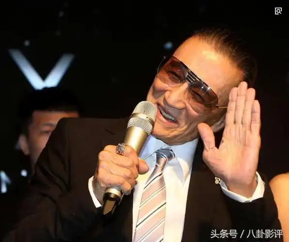 81岁谢贤摘下墨镜打起人来手劲真狠
