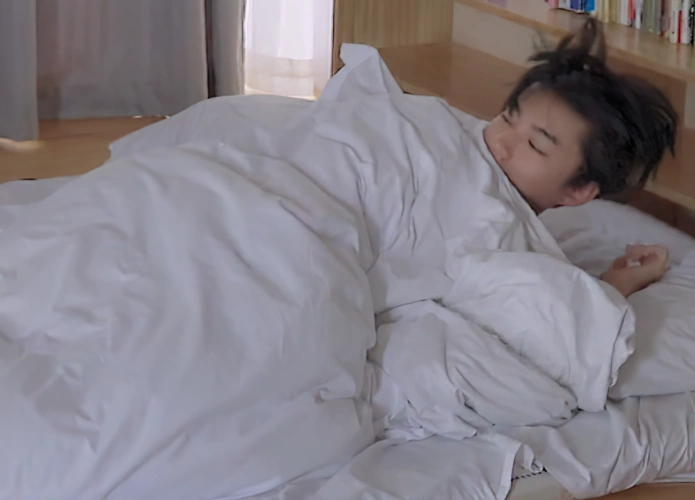 房间分成了两半,董子健和金大川是好友就睡在一张床上,王俊凯被生生