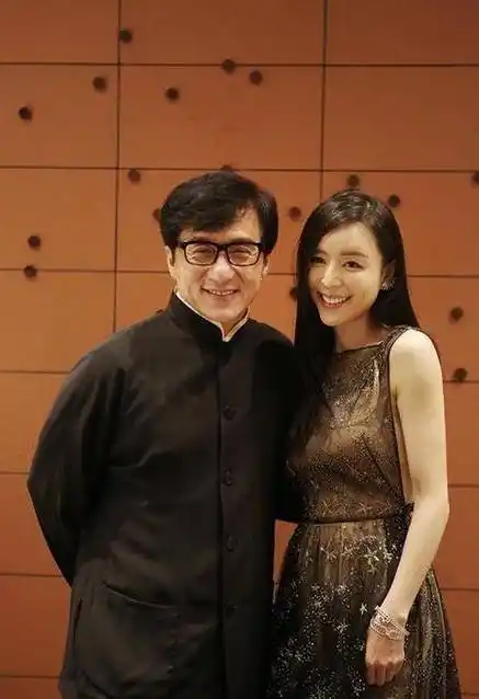 太太团最怕的"狐媚子",既不妖艳也不惊艳,谁都想保护她_张静初_顾长卫