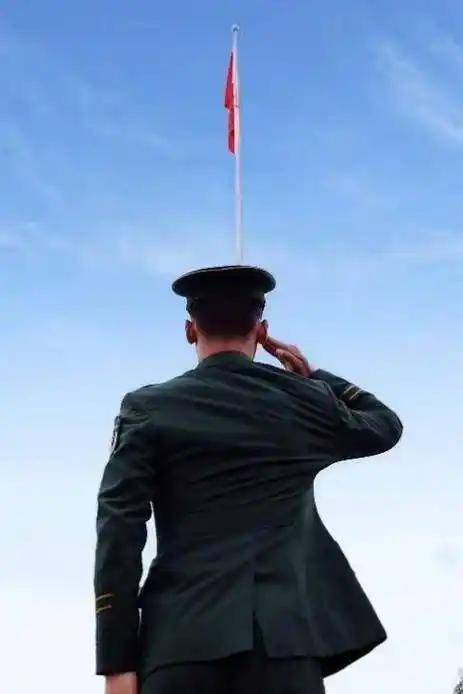 一个背影,肩负国家的担当.一声敬礼,铭刻不朽的军魂.