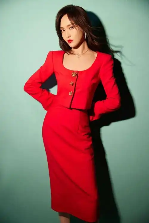 唐嫣穿礼服裙亮相(唐嫣穿红裙套装秀曼妙身材)(5)