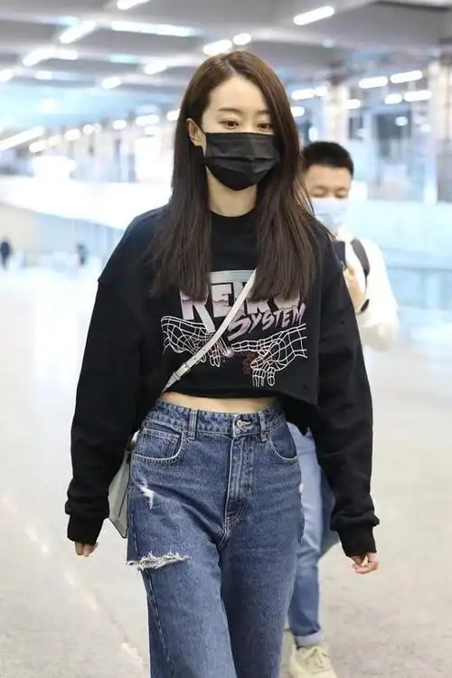 张小斐越红越显年轻穿露脐装搭破洞牛仔裤哪像35岁呀