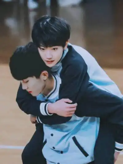 "15岁的李天泽不属于17岁的马嘉祺但15岁的马嘉祺拥有过13岁的李天泽"