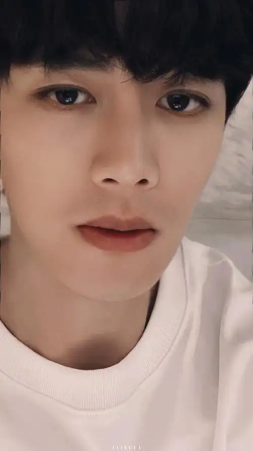 任嘉伦#哎哟喂 看看这眼睛 满眼都是我耶再看看这嘴巴 亲起来肯定很