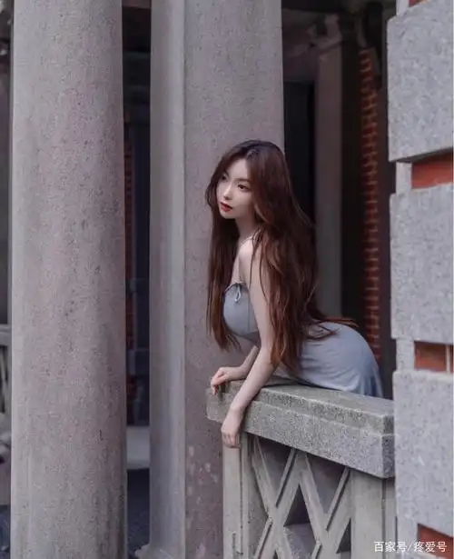 漂亮的女人,很有气质,身材也非常丰满