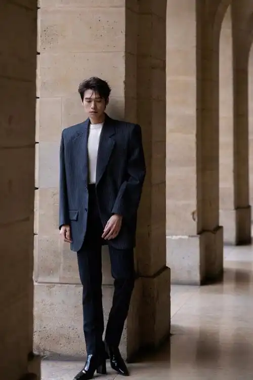 原来觉得魏大勋"平平无奇",如今却能get到了他的帅!衣品绝了