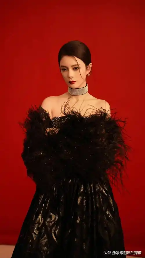 傅菁黑色礼服亮相,低丸子头慵懒迷人_时尚_魅力_身材