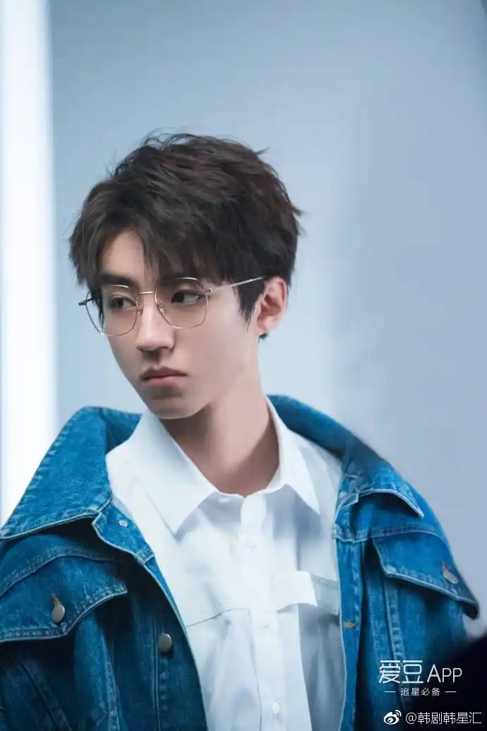 [tfboys][新闻]180523 王俊凯戴眼镜 网友:杀伤力堪比眼镜蛇