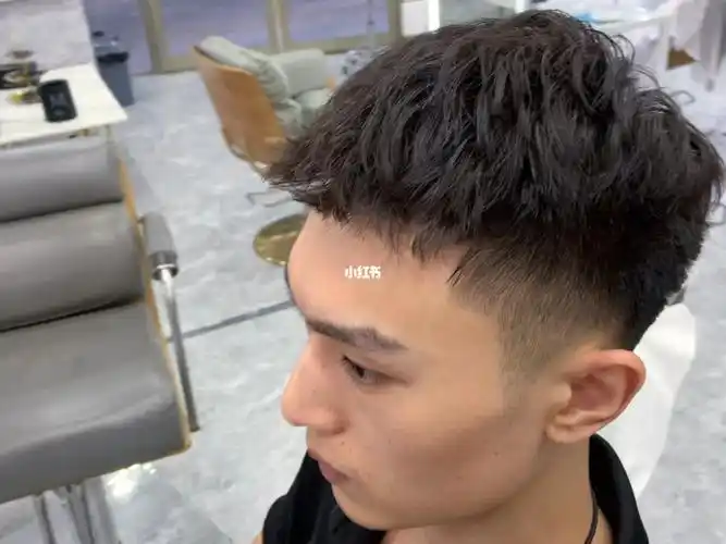 男生短发纹理烫